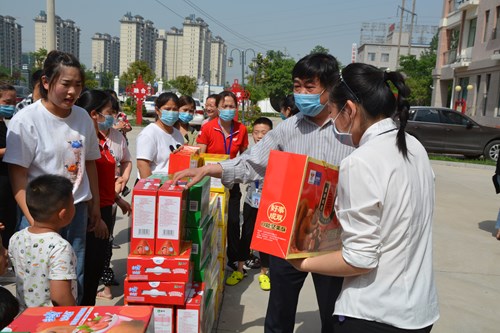图为商丘市残联党组书记、理事长张林卿给残疾儿童发放慰问品 图为商丘市残联党组书记、理事长张林卿给残疾儿童发放慰问品