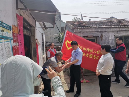 图为商丘市残联党组成员、副理事长杨继江慰问睢阳区路河镇贫困残疾人 图为商丘市残联党组成员、副理事长杨继江慰问睢阳区路河镇贫困残疾人