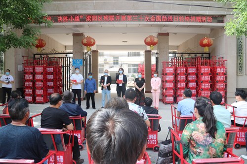 图为商丘市梁园区残联举行助残日捐赠轮椅活动现场 图为商丘市梁园区残联举行助残日捐赠轮椅活动现场