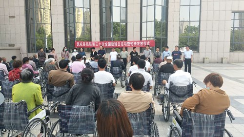 图为商丘市民权县残联开展助残日轮椅发放活动现场 图为商丘市民权县残联开展助残日轮椅发放活动现场