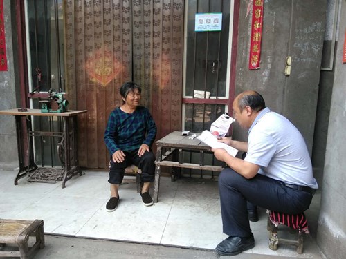 图为办证现场 图为办证现场