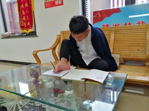 图为工作中的王栋杰 图为工作中的王栋杰