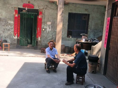 图为原战胜(右)到朱二军家了解情况 图为原战胜(右)到朱二军家了解情况