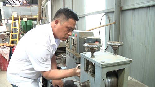 图为石海亮正在检查机器 图为石海亮正在检查机器