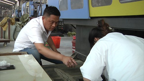 图为石海亮在工作 图为石海亮在工作