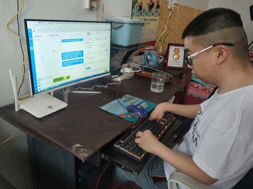 图为工作中的张晓光 图为工作中的张晓光