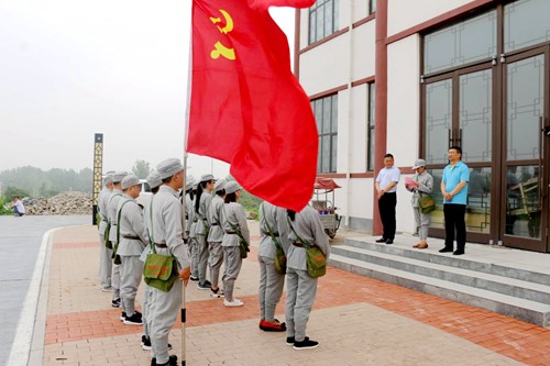 图为副理事长陈卫红做动员讲话 图为副理事长陈卫红做动员讲话