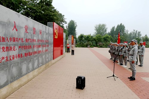 图为重温入党誓词 图为重温入党誓词