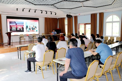 图为听优秀共产党员代表作报告 图为听优秀共产党员代表作报告