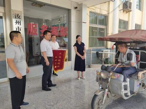 图为市残联:无障碍改造造福残疾人贫困户送“锦旗”表谢意 图为市残联:无障碍改造造福残疾人贫困户送“锦旗”表谢意