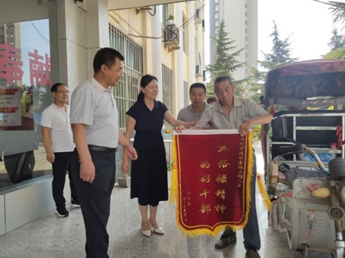 图为市残联:无障碍改造造福残疾人贫困户送“锦旗”表谢意 图为市残联:无障碍改造造福残疾人贫困户送“锦旗”表谢意