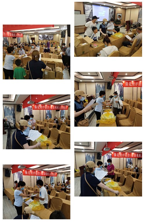 图为工作人员为学员发学习资料和小礼品 图为工作人员为学员发学习资料和小礼品