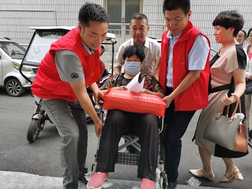 图为残联工作人员帮助抬残疾人 图为残联工作人员帮助抬残疾人