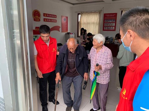 图为帮助残疾人 图为帮助残疾人