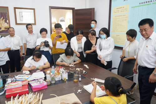 图为中央媒体记者一行参观调研 图为中央媒体记者一行参观调研