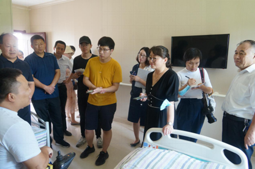 图为中央媒体记者一行参观调研 图为中央媒体记者一行参观调研