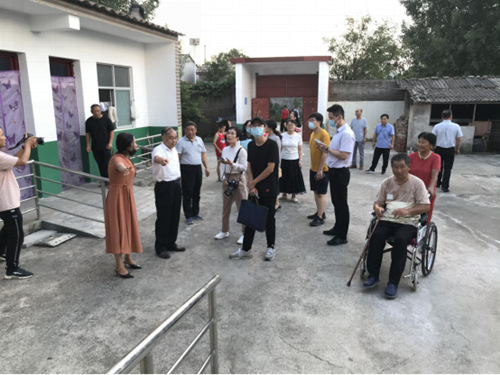 图为中央媒体记者一行参观调研 图为中央媒体记者一行参观调研