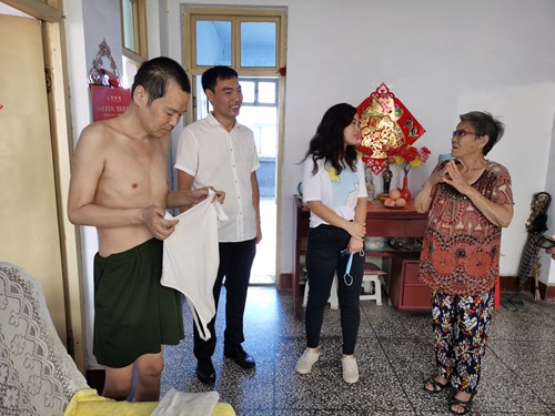图为医院工作人员到患者家中走访 图为医院工作人员到患者家中走访