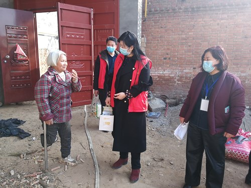图为县残联领导慰问精神残疾人 图为县残联领导慰问精神残疾人
