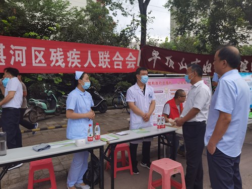 图为:湛河区活动现场 图为:湛河区活动现场