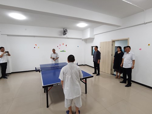 图为集中托养的精神患者在打乒乓球 图为集中托养的精神患者在打乒乓球
