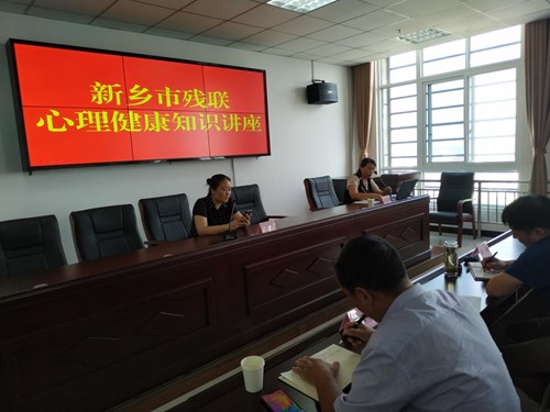 图为知识讲座现场1 图为知识讲座现场1