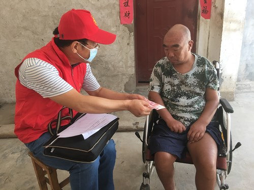 图为:为困难残疾人送慰问金 图为:为困难残疾人送慰问金