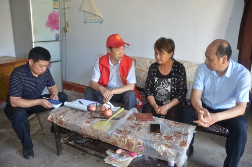图为:市残联党组书记、理事长郭东晓入户调查 图为:市残联党组书记、理事长郭东晓入户调查