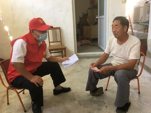 图为:市残联党组成员、副理事长刘冠军入户调查 图为:市残联党组成员、副理事长刘冠军入户调查