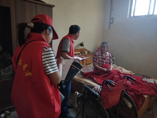 图为:入户调查 图为:入户调查