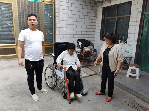图为验收组对满意度进行调查 图为验收组对满意度进行调查