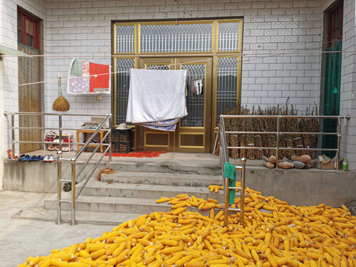 图为对改造项目地面平整及离地扶手进行验收 图为对改造项目地面平整及离地扶手进行验收