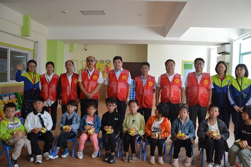 图为商丘市残联组织中秋慰问康复机构残疾儿童活动 图为商丘市残联组织中秋慰问康复机构残疾儿童活动