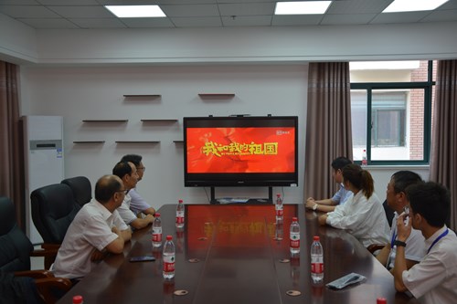 图为商丘市残联干部职工观看爱国教育影片《我和我的祖国》 图为商丘市残联干部职工观看爱国教育影片《我和我的祖国》