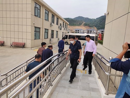 图为到社会福利中心实地抽查 图为到社会福利中心实地抽查