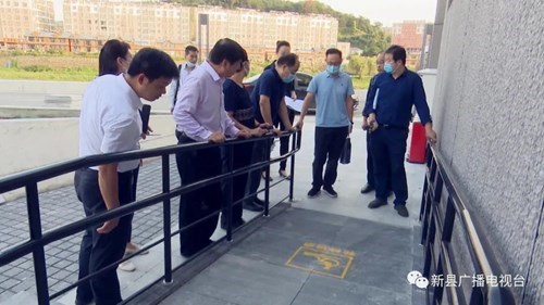 图为实地抽查轮椅坡道 图为实地抽查轮椅坡道