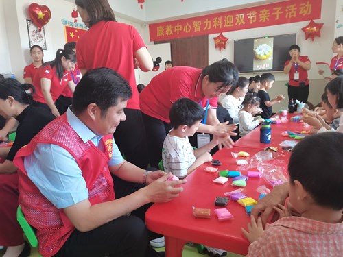 图为商丘市残联党组成员、副理事长王曙光参加康复机构迎双节亲子活动 图为商丘市残联党组成员、副理事长王曙光参加康复机构迎双节亲子活动