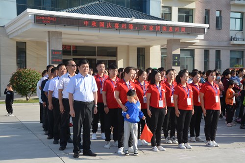 图为商丘市残联组织升国旗仪式活动现场 图为商丘市残联组织升国旗仪式活动现场