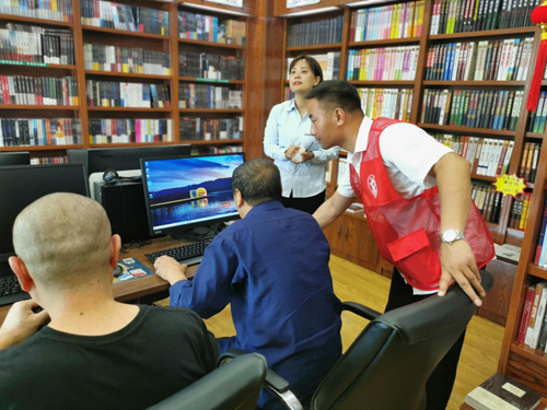 图为焦作市残联开展残障人士阅览室揭牌仪式暨“书香中国 阅读有我”活动 图为焦作市残联开展残障人士阅览室揭牌仪式暨“书香中国 阅读有我”活动