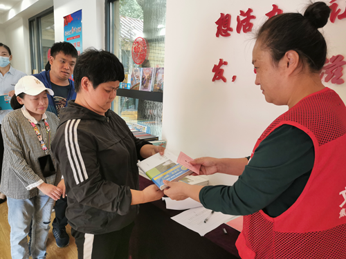 图为焦作市残联开展残障人士阅览室揭牌仪式暨“书香中国 阅读有我”活动 图为焦作市残联开展残障人士阅览室揭牌仪式暨“书香中国 阅读有我”活动