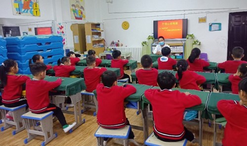 图为:公益讲座 图为:公益讲座