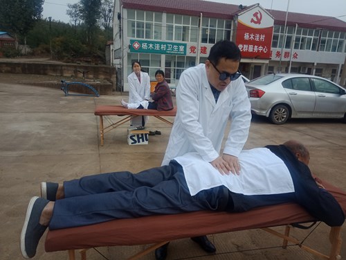 图为按摩现场 图为按摩现场