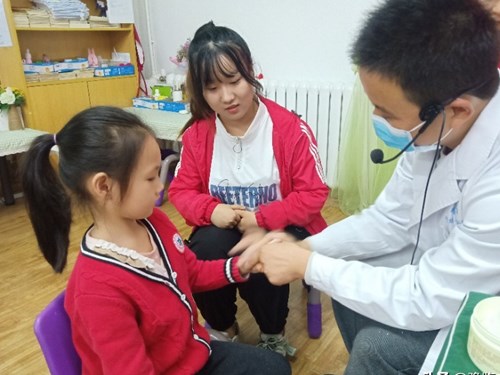 图为:义诊 图为:义诊
