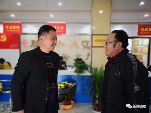 图为丁建培与残疾人任春华正在交流 图为丁建培与残疾人任春华正在交流