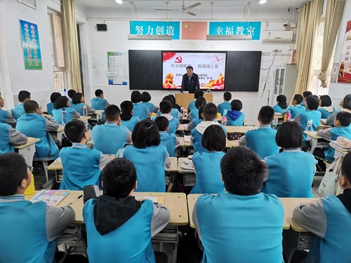 图为李湘老师为八年级一班学生授课现场2 图为李湘老师为八年级一班学生授课现场2