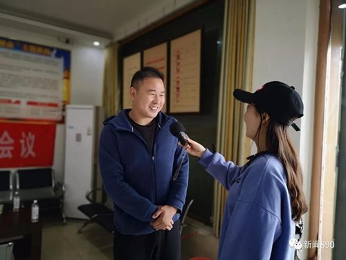 图为社区群众给记者讲丁建培帮扶困难残疾人家庭事迹 图为社区群众给记者讲丁建培帮扶困难残疾人家庭事迹