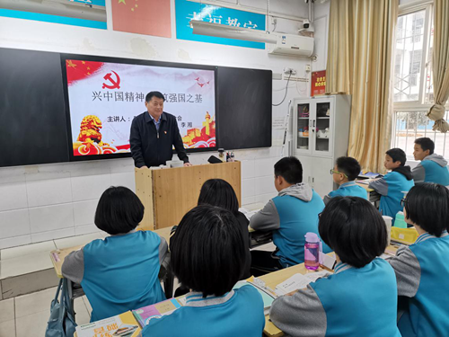 图为李湘老师为八年级一班学生授课现场1 图为李湘老师为八年级一班学生授课现场1