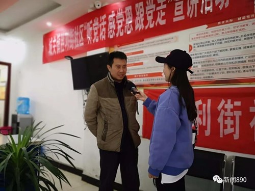 图为被丁建培帮扶过的残疾人亲属接受记者采访 图为被丁建培帮扶过的残疾人亲属接受记者采访