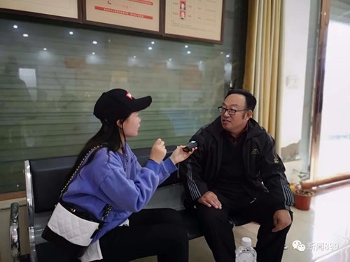 图为受助残疾人任春华给记者将丁建培的帮扶故事 图为受助残疾人任春华给记者将丁建培的帮扶故事