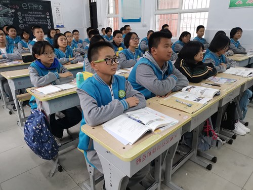 图为李湘老师为八年级一班学生授课现场3 图为李湘老师为八年级一班学生授课现场3